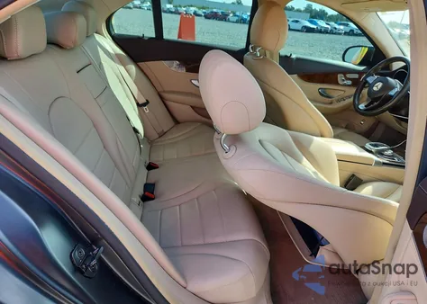 2015 Mercedes-Benz C 300 z USA, uszkodzony, nr VIN 55SWF4JB5FU055536